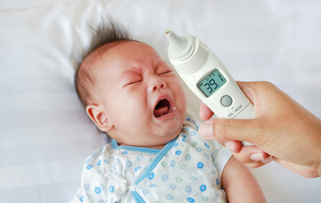 Baby mit Schnupfen liegt im Bett