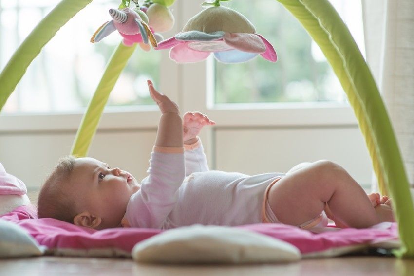 Baby beim Greifen nach einem Gegenstand