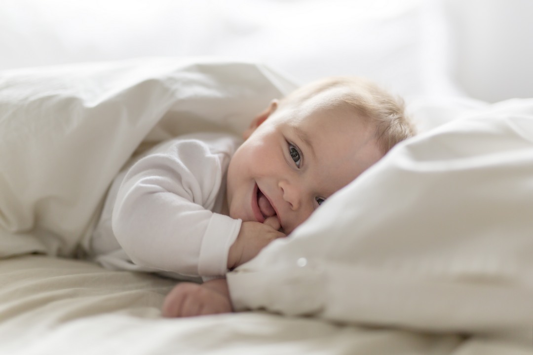 Schlafendes Baby im Bett, Nahaufnahme